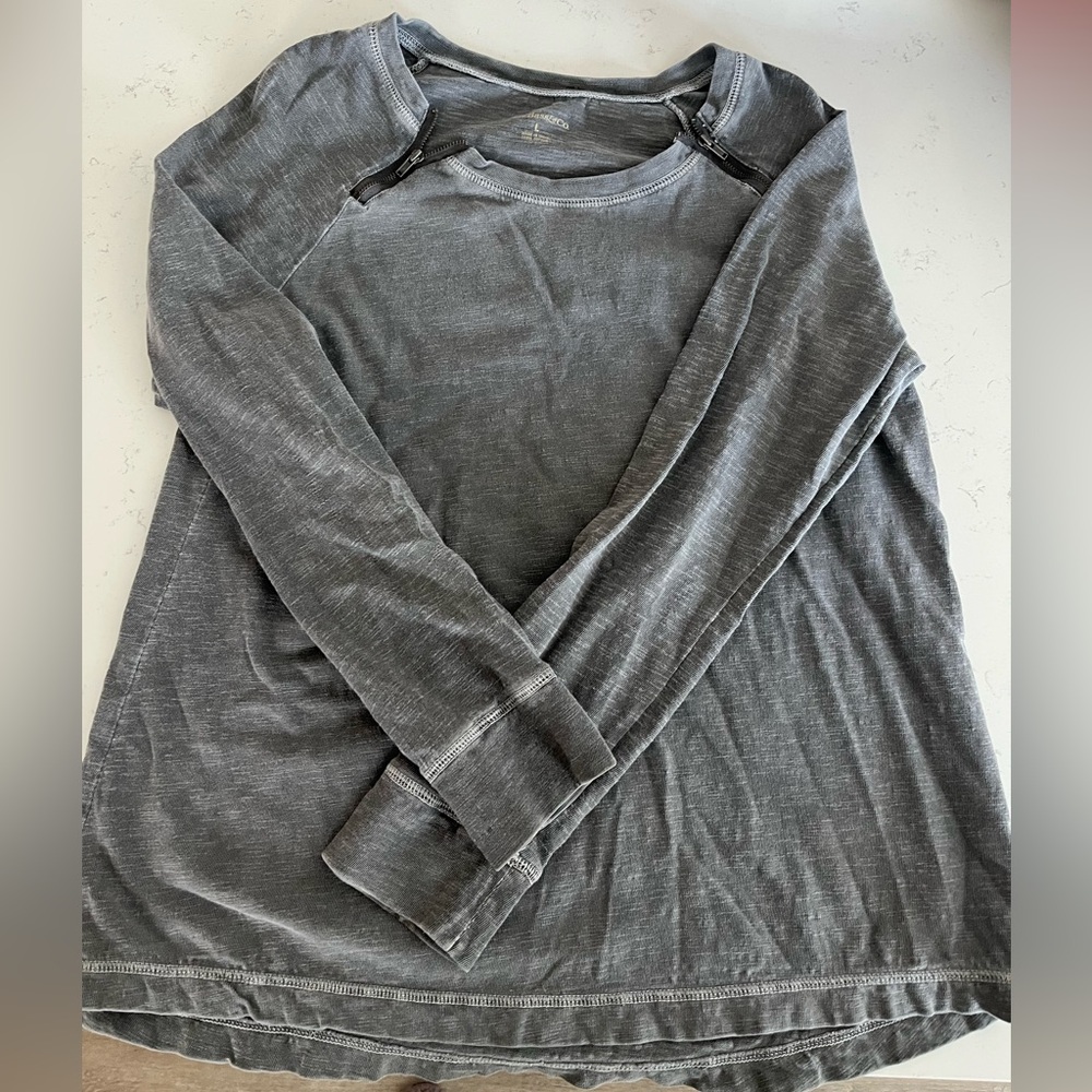 Bass long sleeve gray shirt with zippered collar, size large, EUC